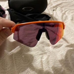 Oakley Men’s Sunglasses! Gently used no marks or scratches anywhere!